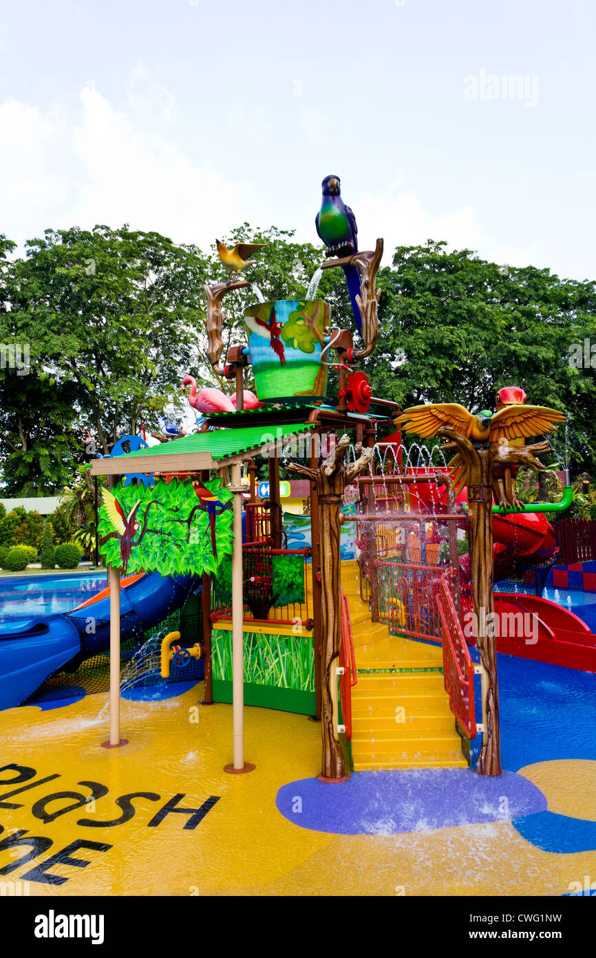 Splash zone all'interno del Jurong Bird Park a Singapore, un posto dove i bambini potevano ottenere bagnato in un ambiente colorato Foto Stock