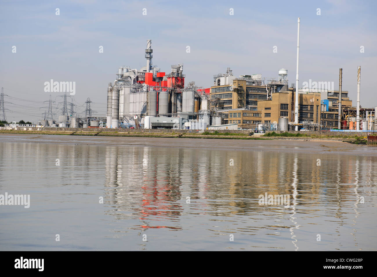 Proctor & Gamble lavora sul vecchio West Thurrock Power Station sito sul fiume Tamigi vicino al Queen Elizabeth II Bridge,Thurrock Foto Stock