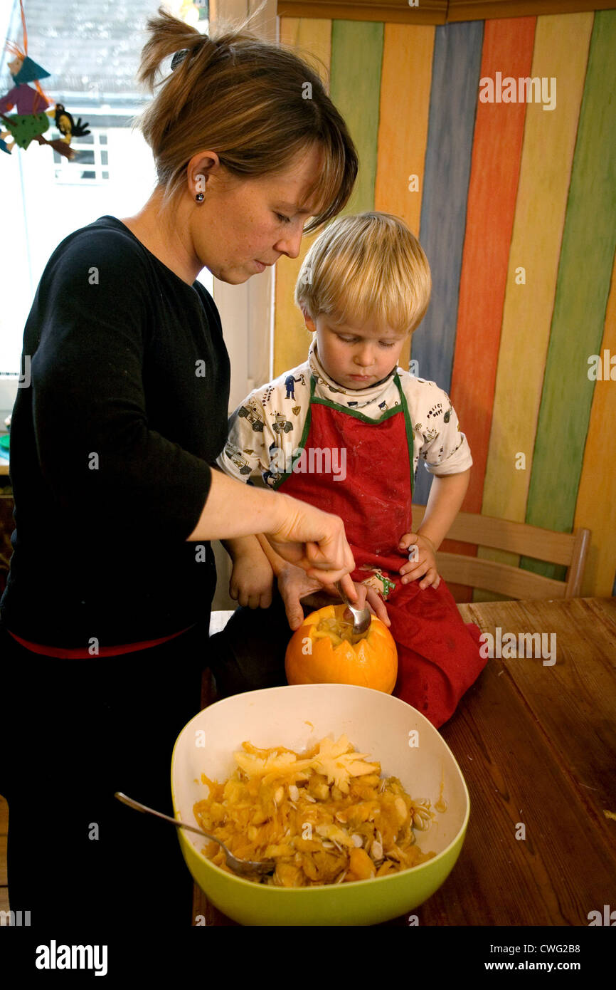 Berlino, la madre e il Bambino modifica una zucca Foto Stock