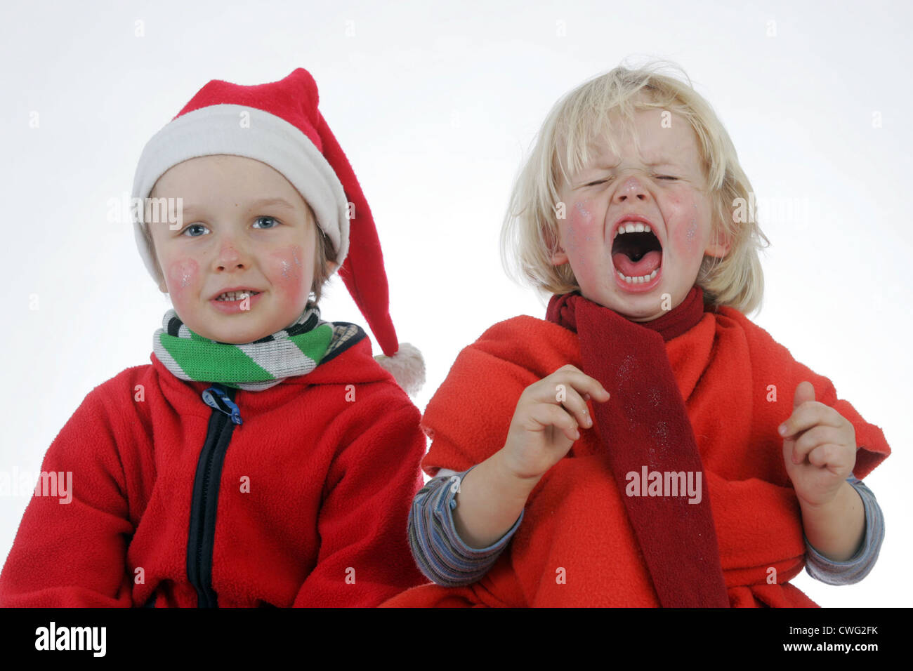 Berlino, i bambini vestiti come Weihnachtsmaenner Foto Stock