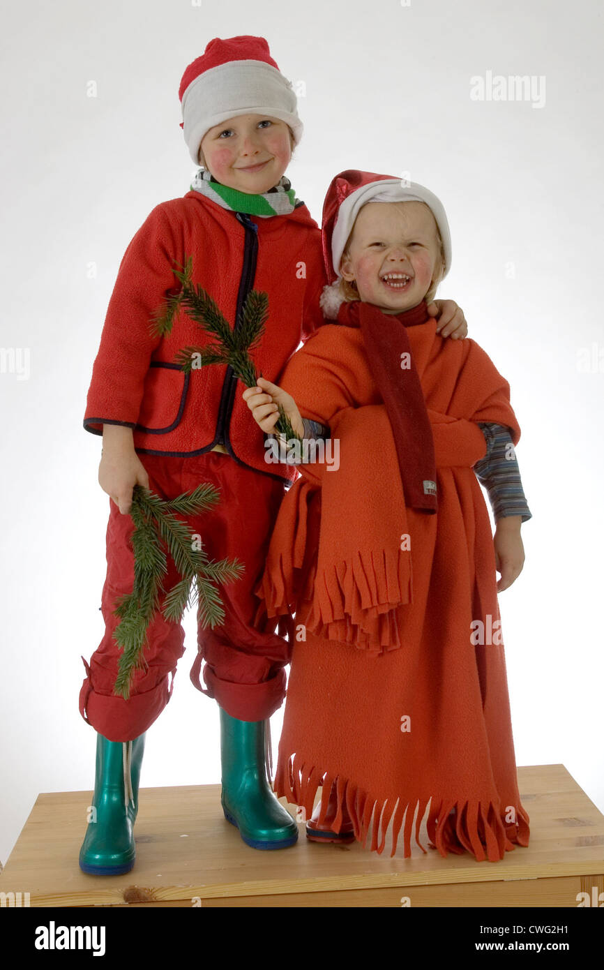 Berlino, i bambini vestiti come Weihnachtsmaenner Foto Stock