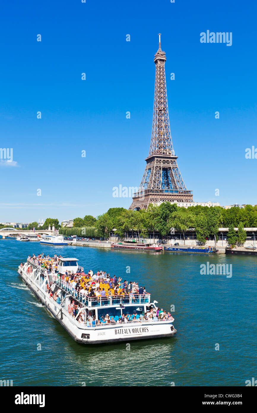 Parigi Francia UE Europa Bateaux Mouches tour in barca sul fiume Senna passando dalla Torre Eiffel Foto Stock