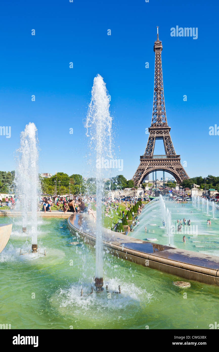 Lo skyline di Parigi Francia UE Europa torre Eiffel Trocadero con fontane Foto Stock