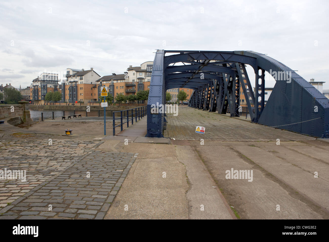 Vecchio victoria oscillare il ponte ferroviario a Rennie's isle in Leith Docks shore Edimburgo, Scozia, Regno Unito Foto Stock