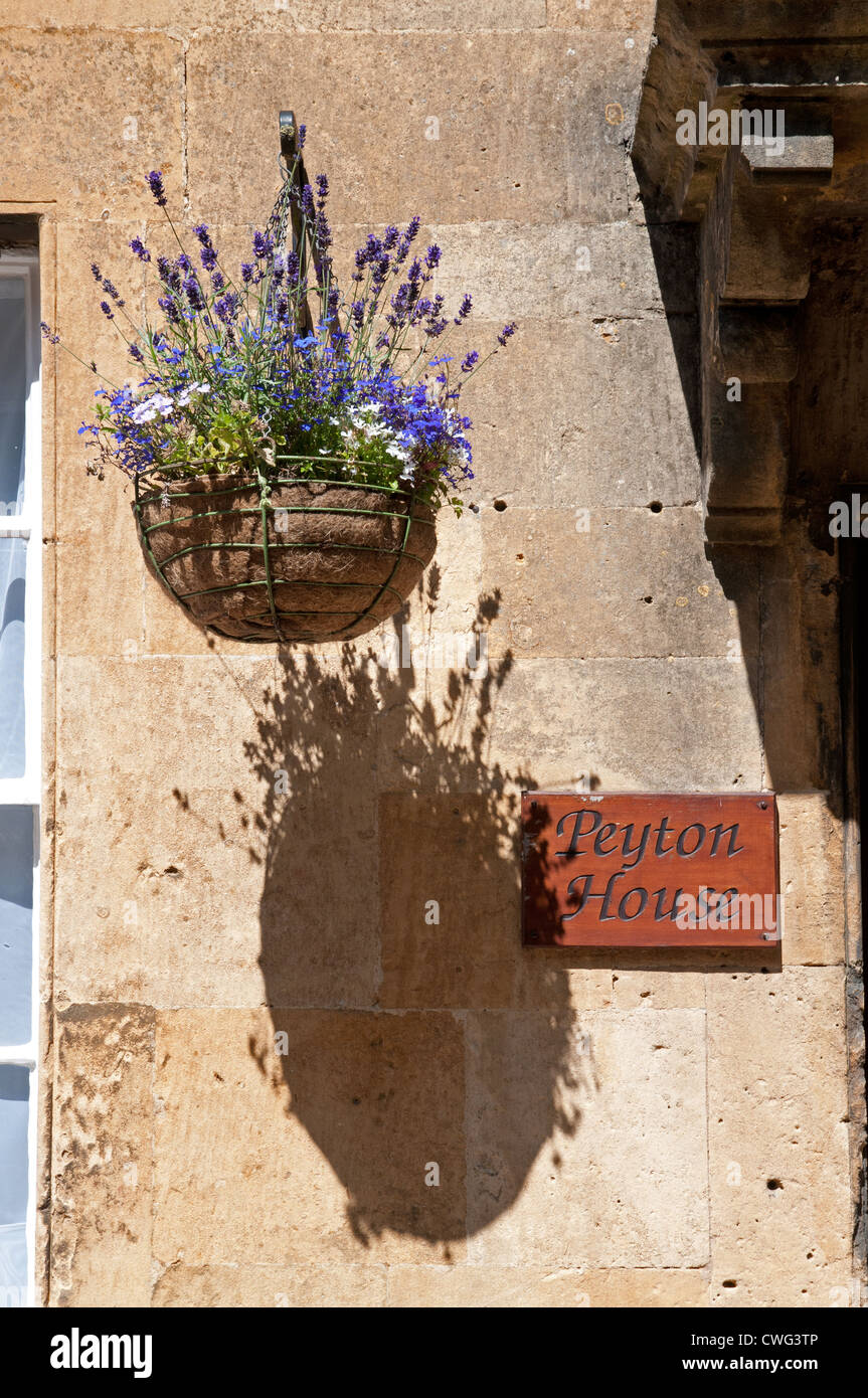 Appendere cesto fiorito e shadow Peyton House abbassare High Street Chipping Campden Cotswolds Gloucestershire in Inghilterra Foto Stock