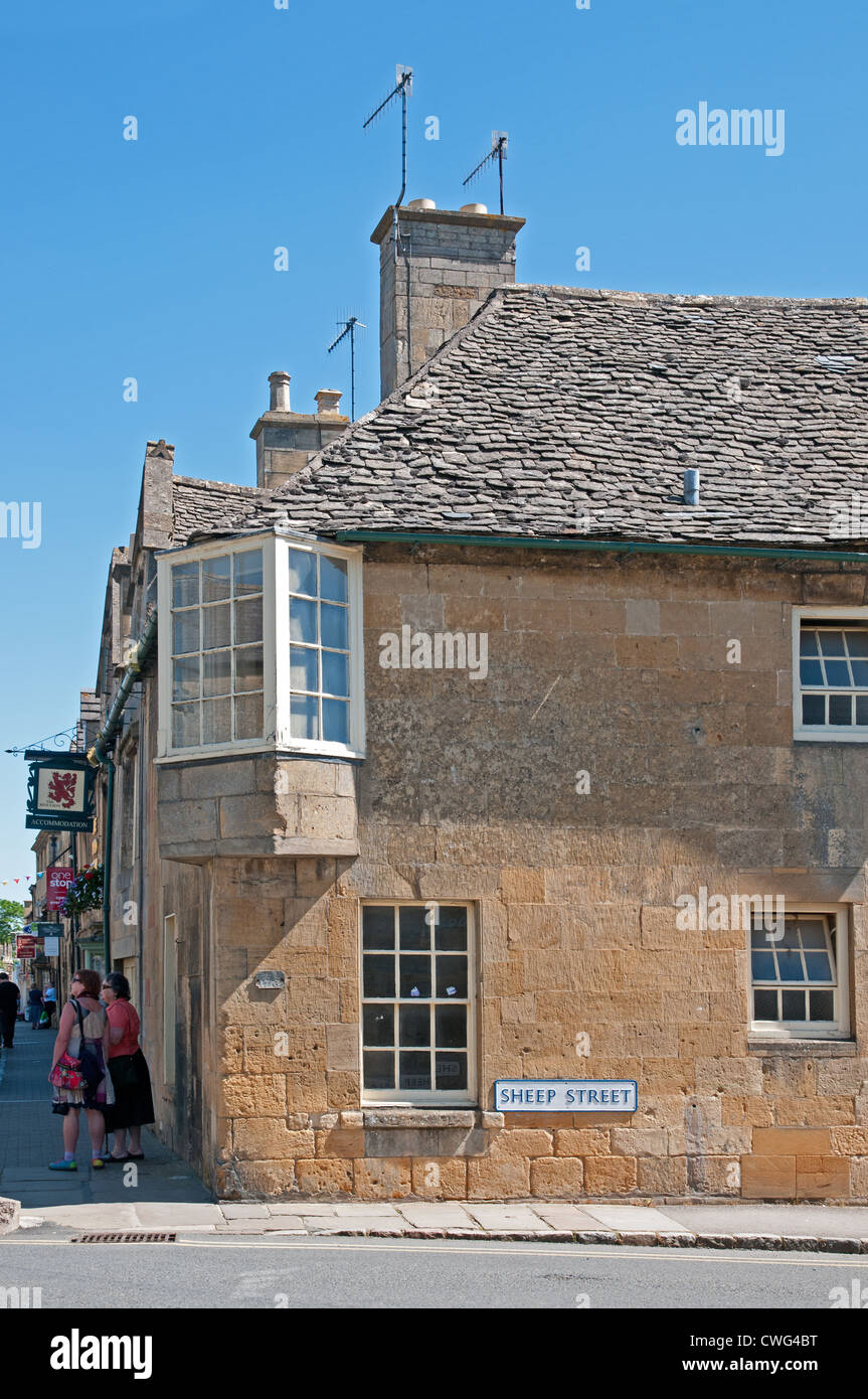 Edificio quadrato con finestra di baia e il Red Lion Inn angolo di Sheep Street e abbassare High Street Chipping Campden Cotswolds Inghilterra Foto Stock