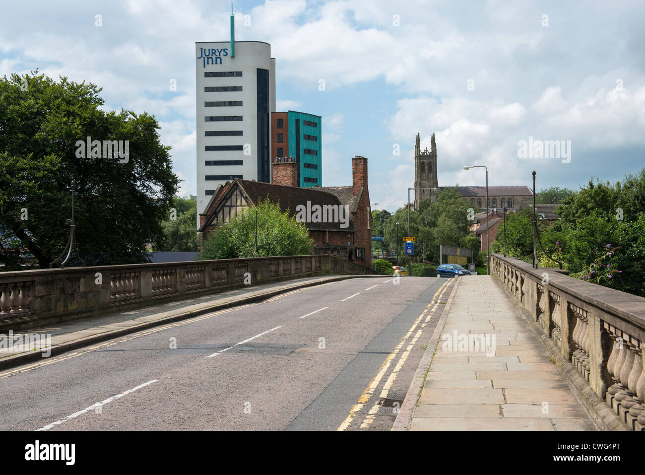 Guardando oltre il St Mary's Bridge e la cappella di Santa Maria sul ponte al Jurys Inn e St Mary's chiesa cattolica Derby Foto Stock