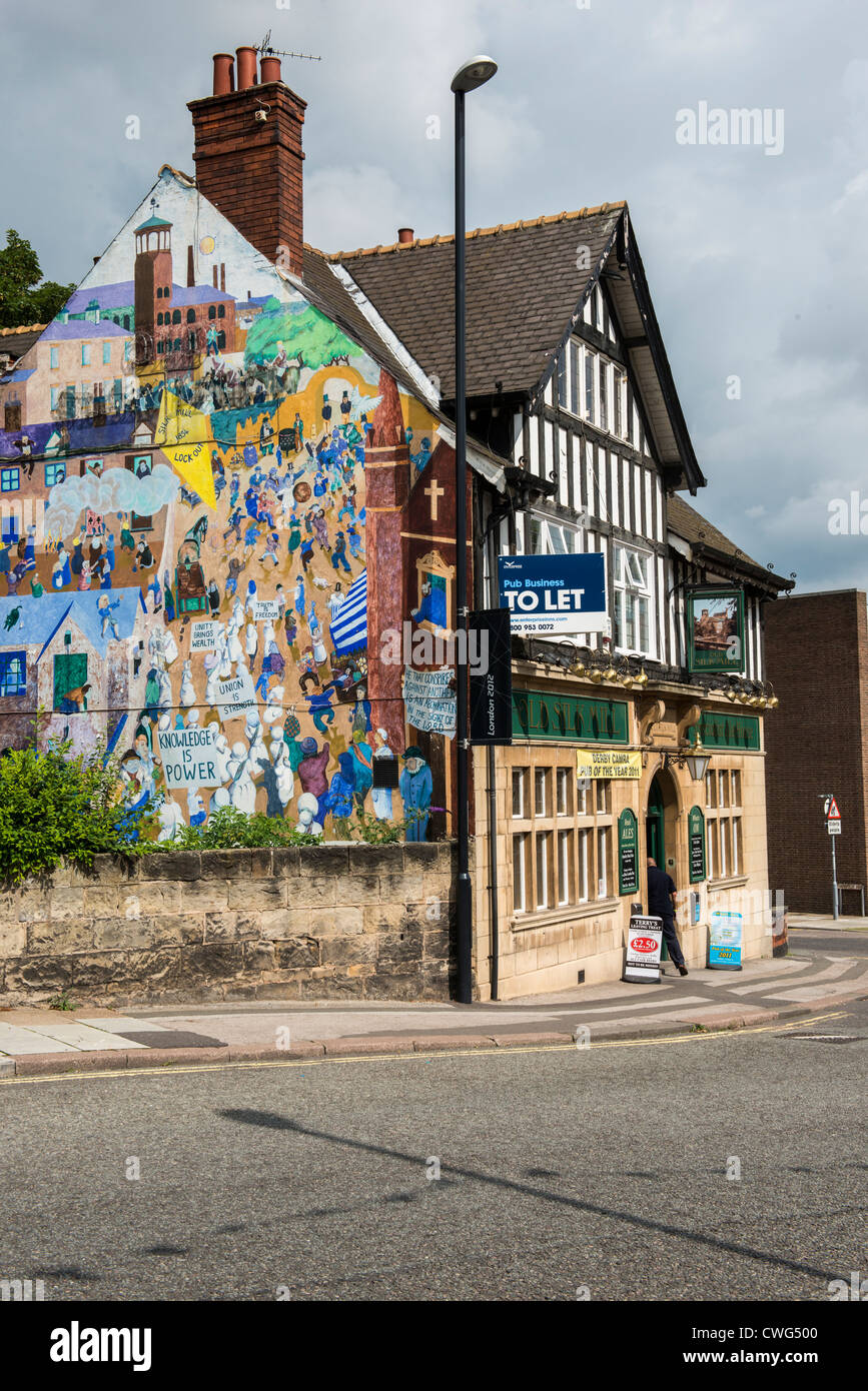 Il Vecchio Mulino di seta Public House con murale che raccontano la storia della seta Trades lock-out del 1833 Foto Stock