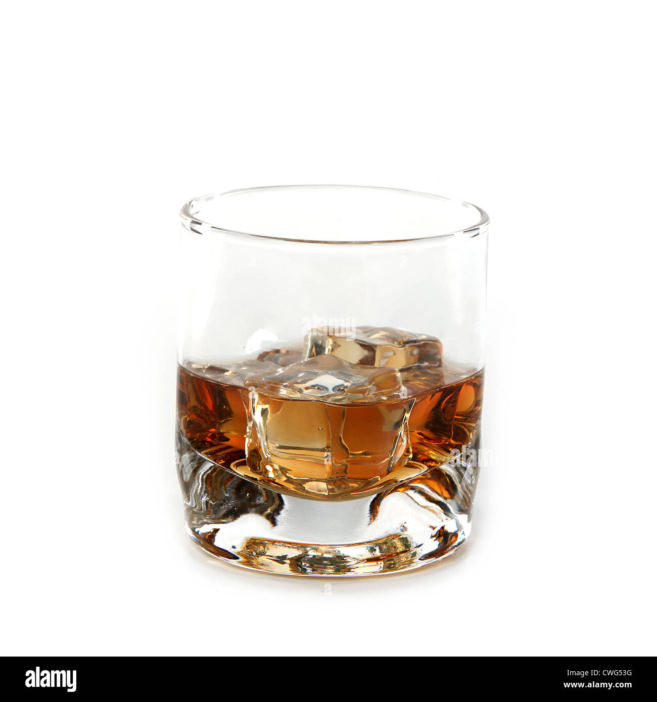 Bicchiere di whiskey. Isolato su bianco Foto Stock