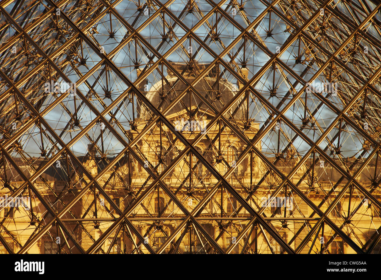 Louvre glas piramide Parigi Foto Stock