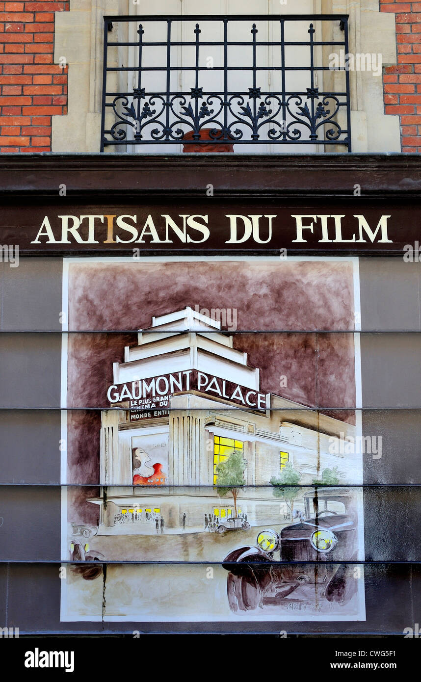 Parigi, Francia. Tapparelle in metallo verniciato in Rue Cavalotti (18a Arte) Artisans du Film Foto Stock