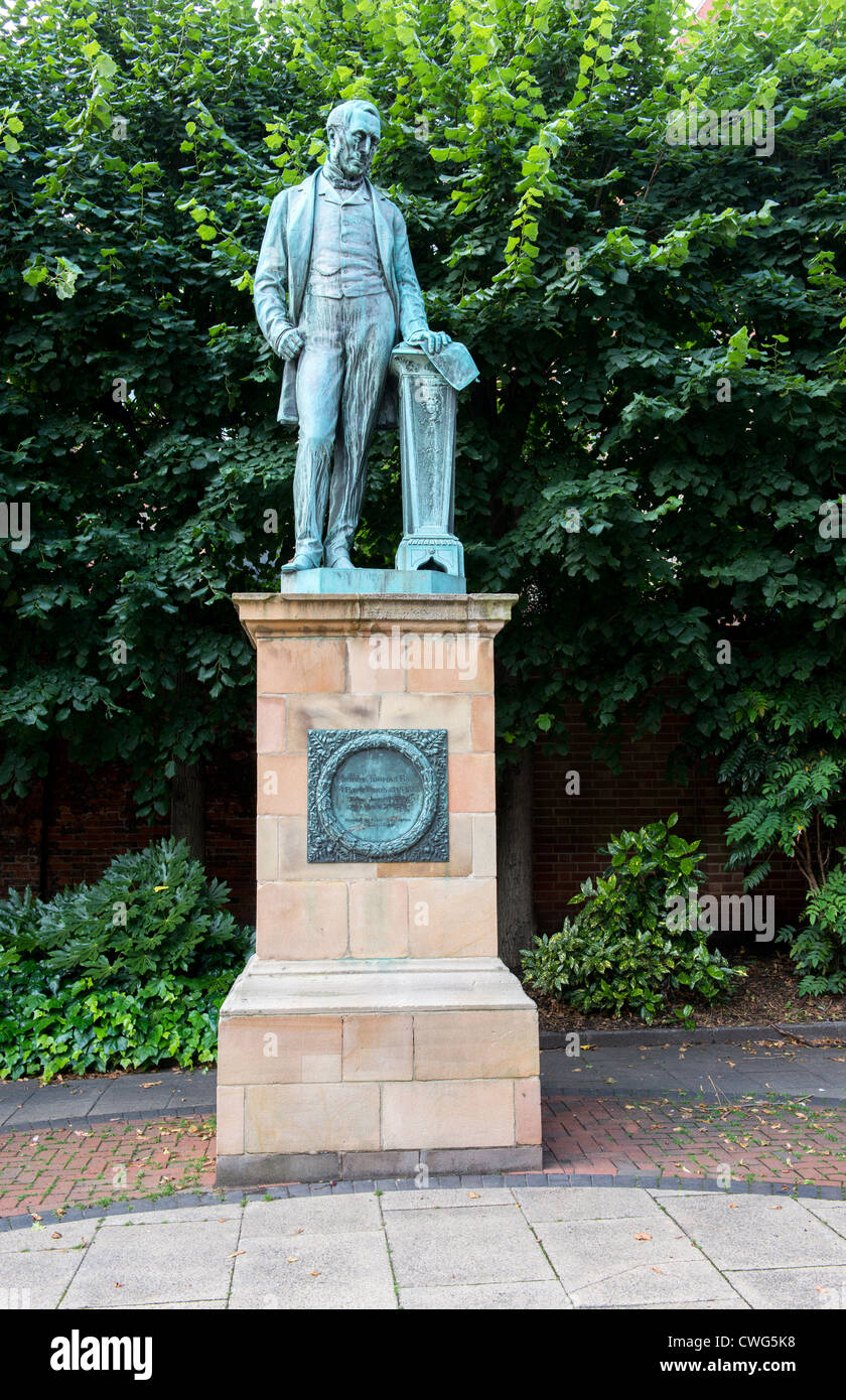 Statua di Michael Thomas Bass MP per Derby e il nome dietro Bass birreria che è diventata la più grande fabbrica di birra nel mondo. Foto Stock