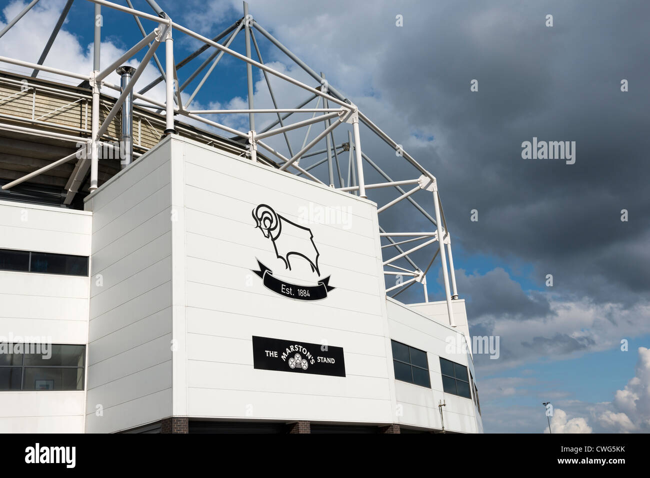 Il Derby County Ram logo sul Marston dello stand al di fuori del Pride Park Stadium Foto Stock