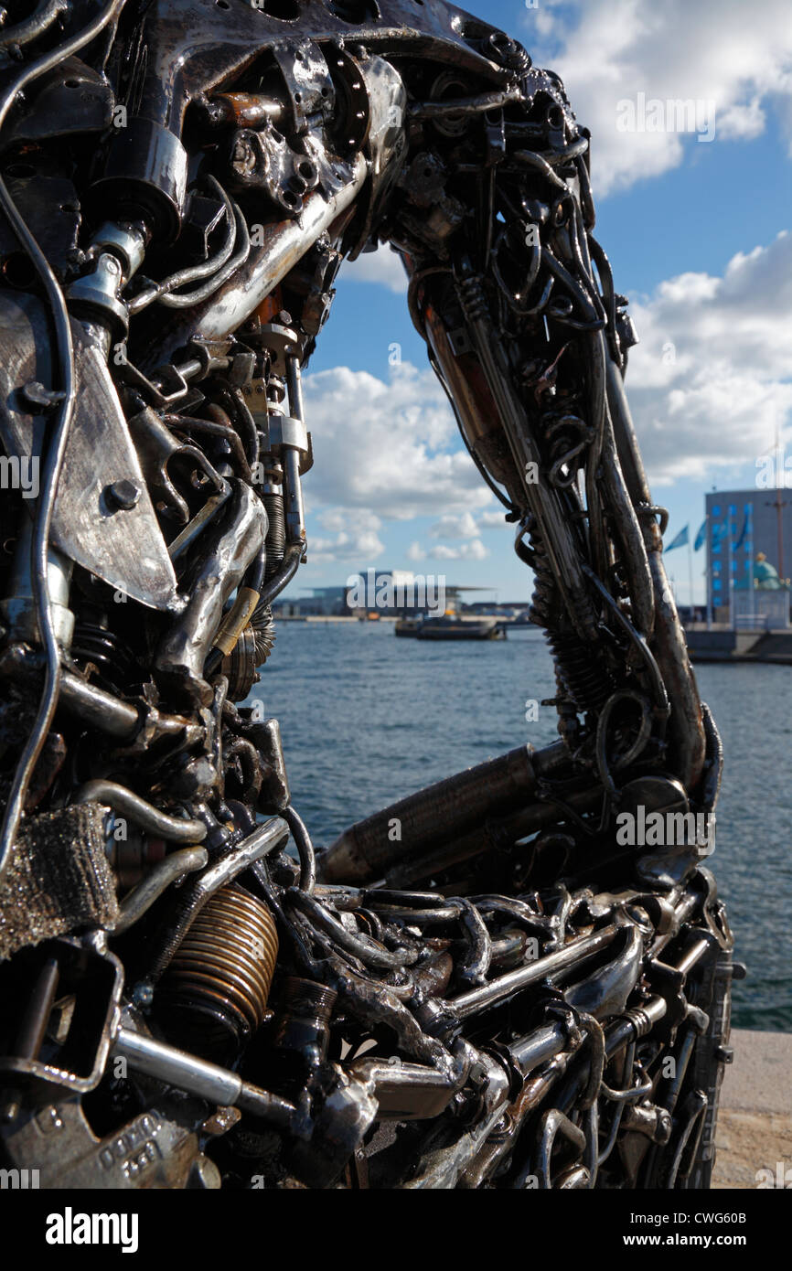 La controversa nuova scultura permanente "Zinkglobal, la chiave per il futuro' a Nordre Toldbod nel porto di Copenhagen, Danimarca Foto Stock