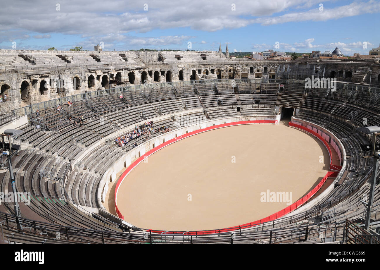 Interno dell'anfiteatro romano o arena Nimes Francia risalente circa 100annuncio che mostra la forma ellittica Foto Stock