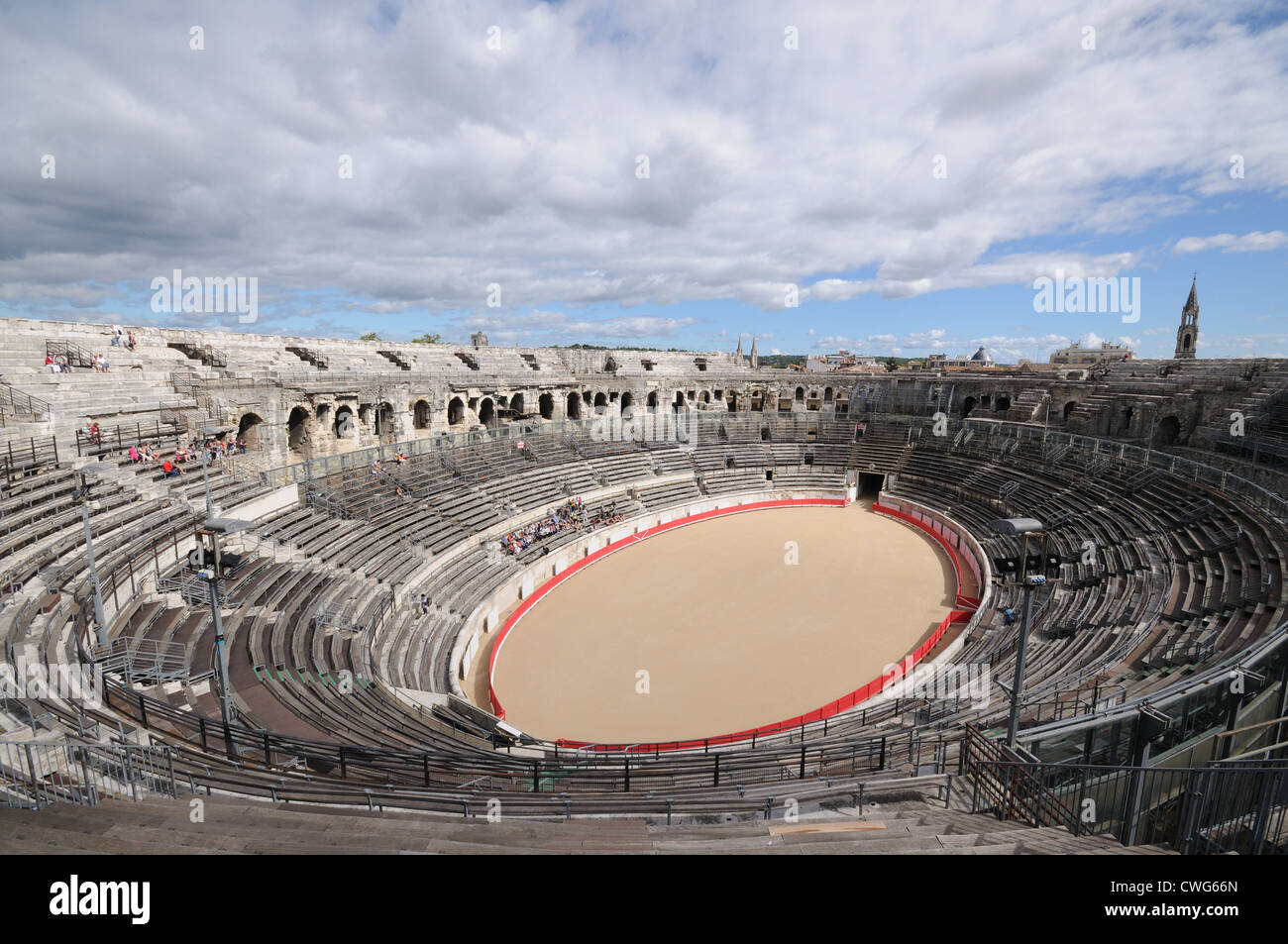 Interno dell'anfiteatro romano o arena Nimes Francia risalente circa 100annuncio che mostra la forma ellittica Foto Stock