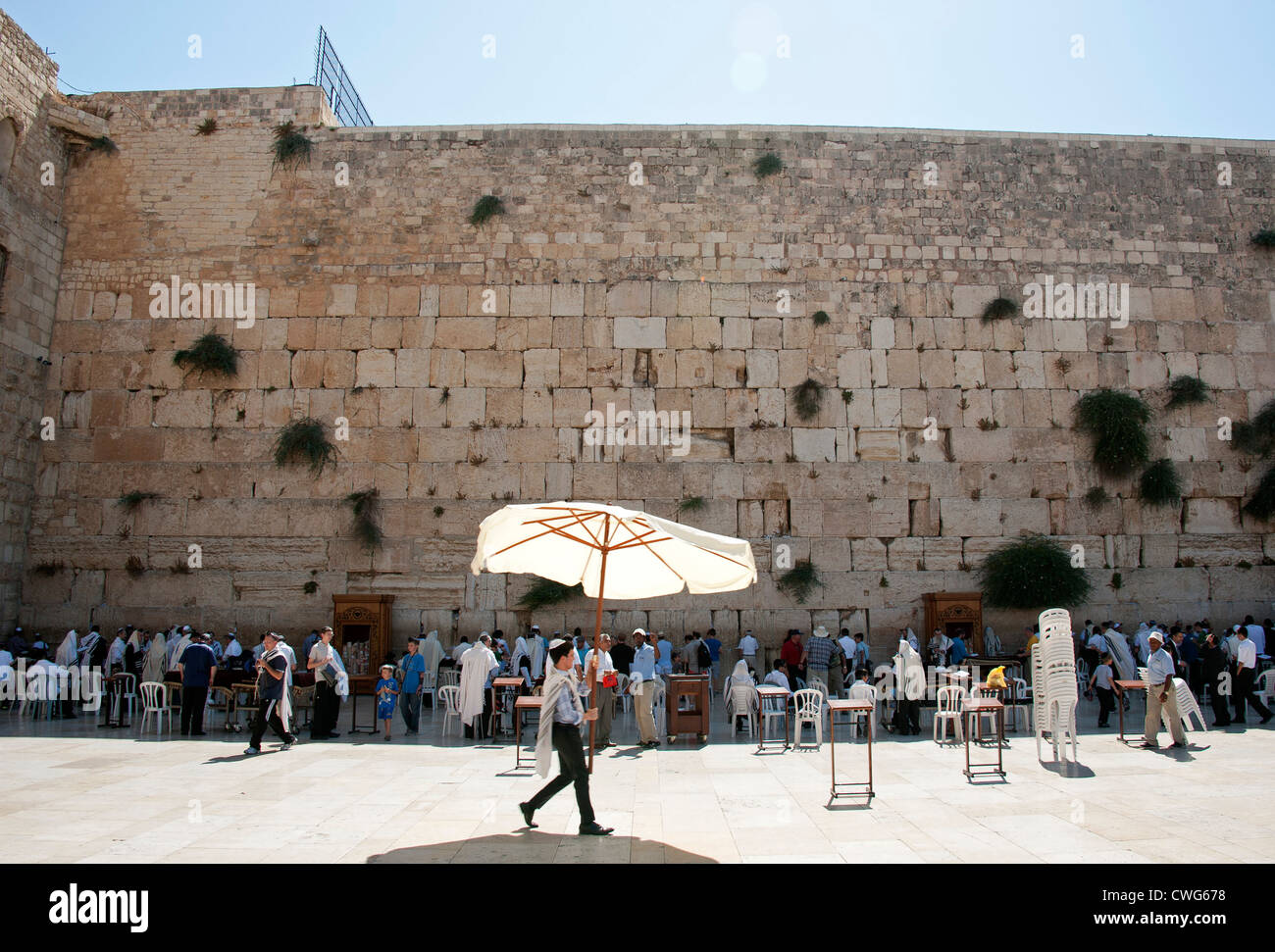 Le persone si radunano per tutto il giorno a pregare presso il Muro Occidentale (noto anche come il Muro del Pianto), nel cuore di Gerusalemme, Israele Foto Stock