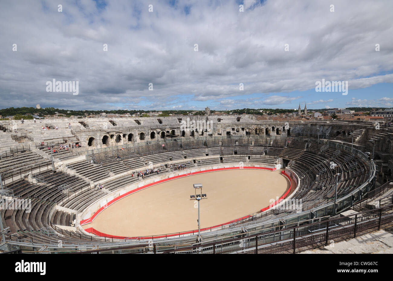 Interno dell'anfiteatro romano o arena Nimes Francia risalente circa 100annuncio che mostra la forma ellittica Foto Stock