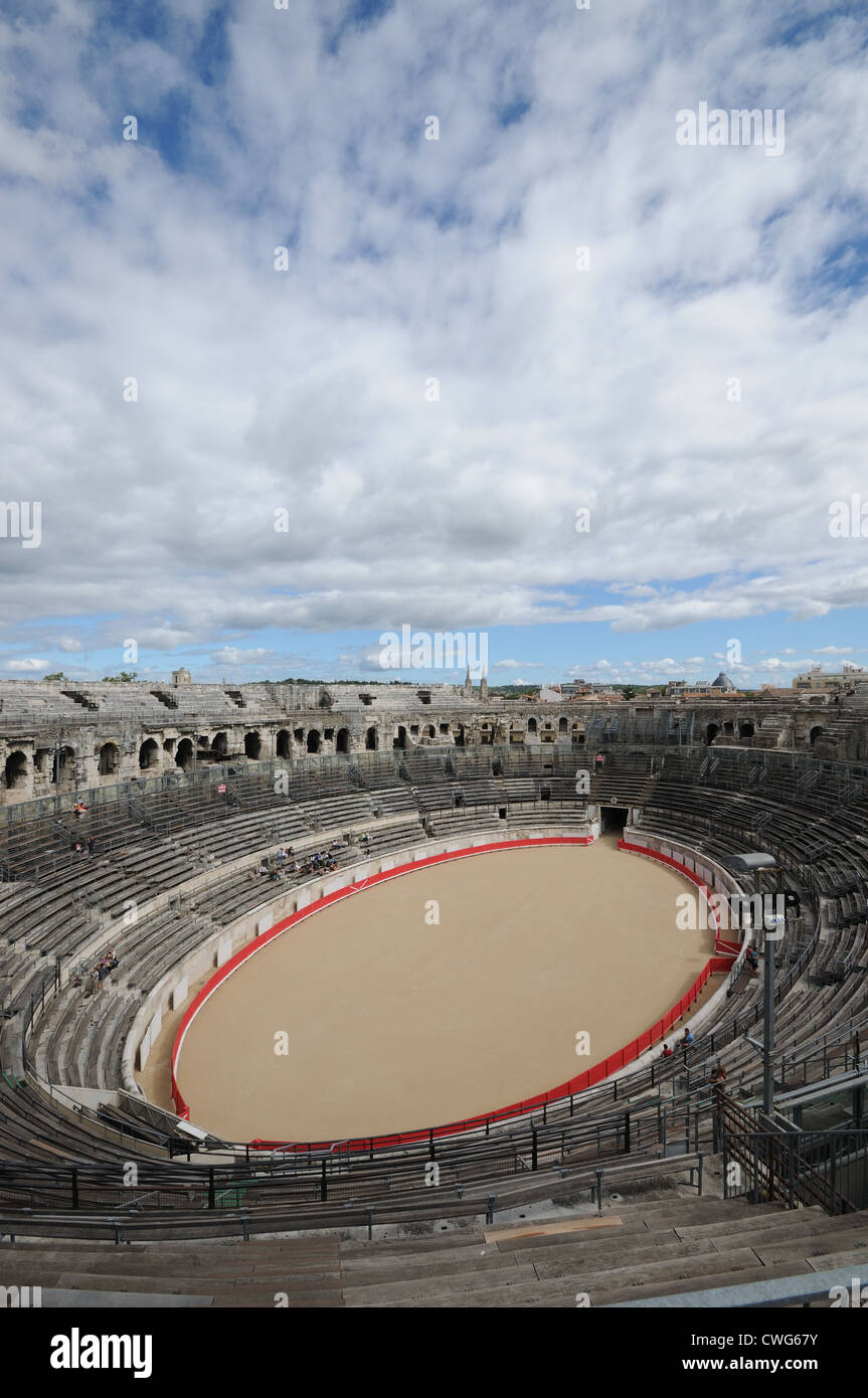 Interno dell'anfiteatro romano o arena Nimes Francia risalente circa 100annuncio che mostra la forma ellittica Foto Stock