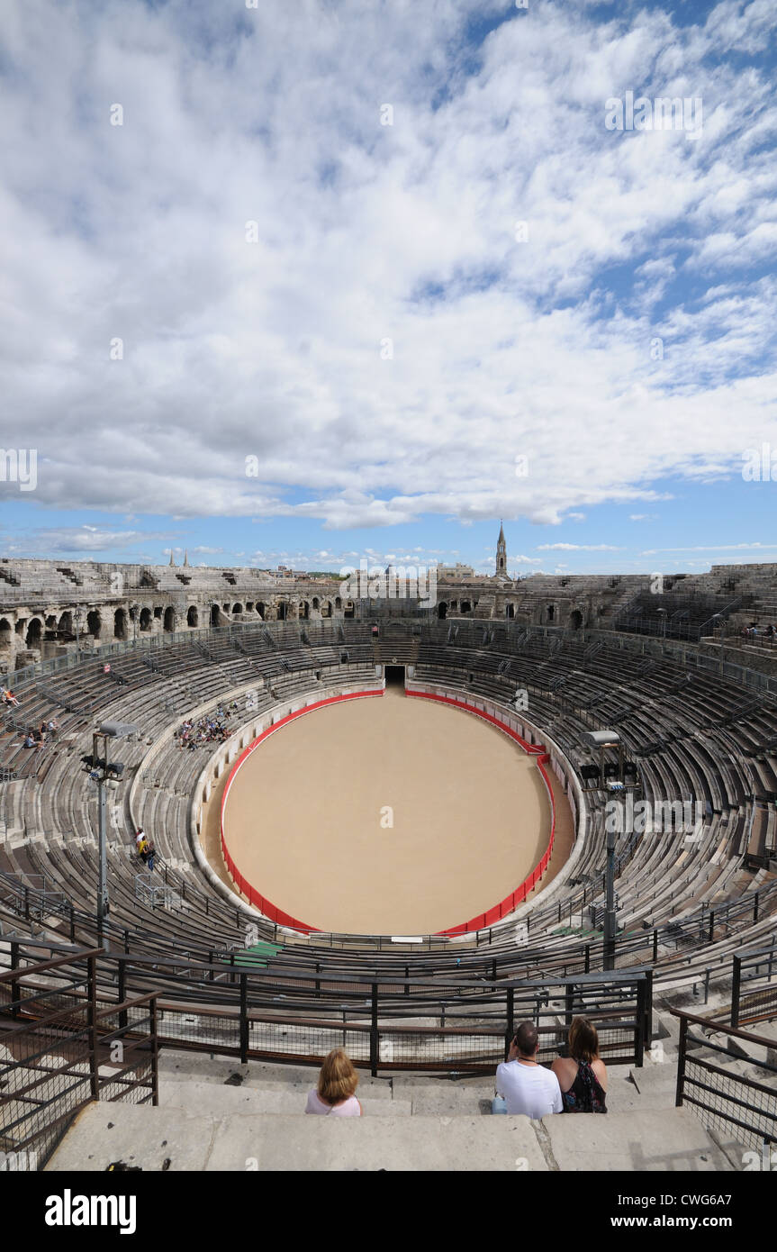 Interno dell'anfiteatro romano o arena Nimes Francia risalente circa 100annuncio che mostra la forma ellittica Foto Stock