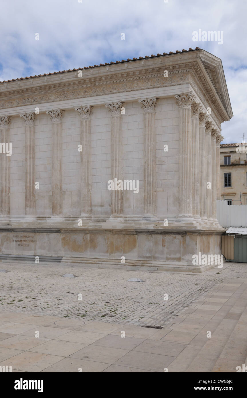 Maison Carree Tempio romano noto come il quadrato casa costruita sotto Augusto verso la fine del I secolo a.c. in Nimes Francia Foto Stock