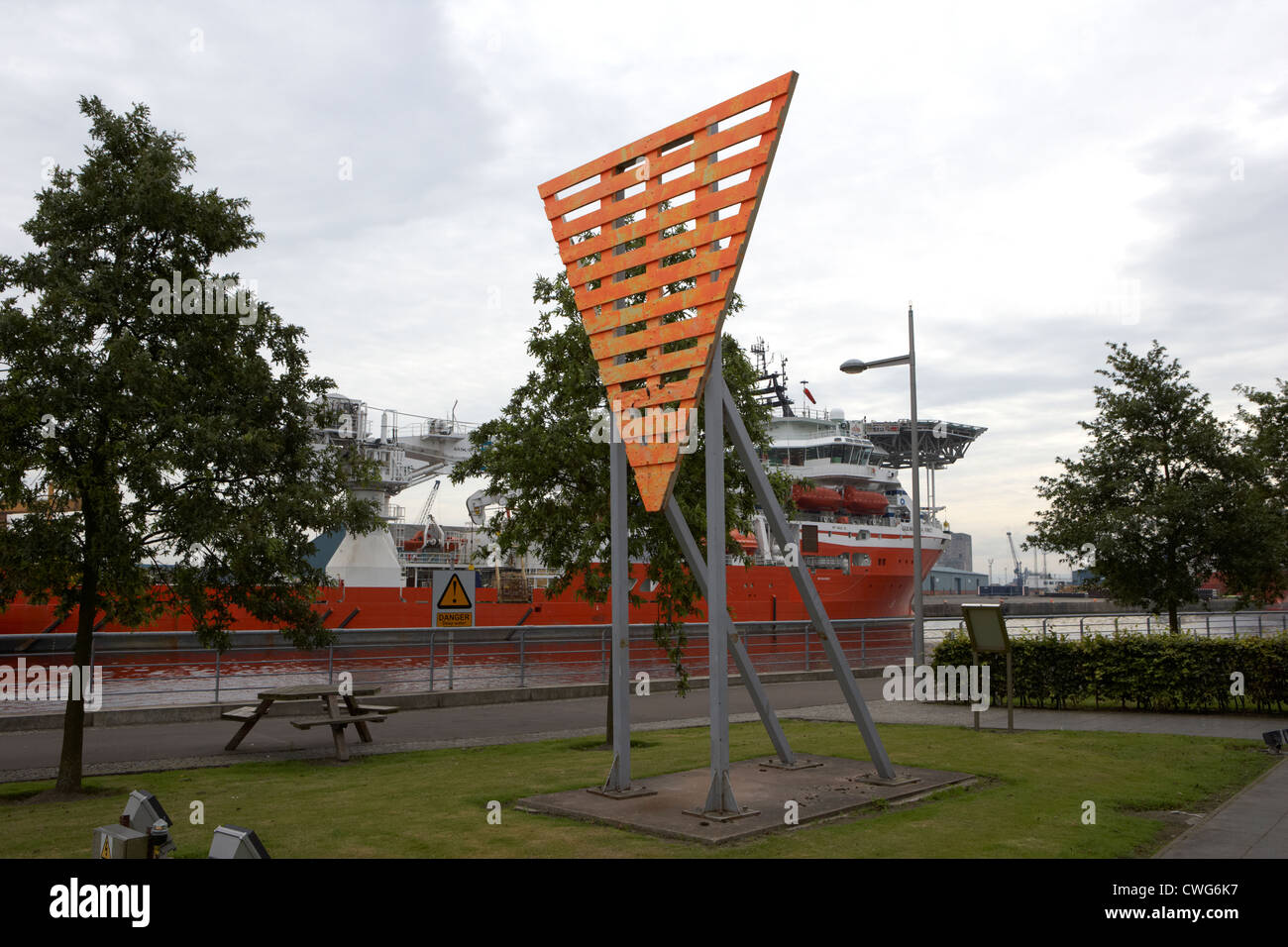 inverted orange triangle land shore navigation marker port of leith edinburgh, scotland, uk, united kingdom Foto Stock