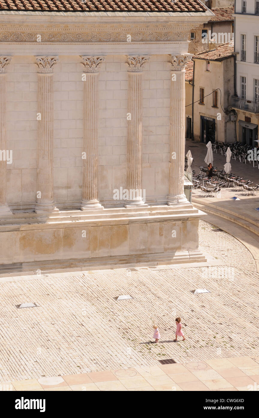 Colonne della Maison Carree Tempio romano noto come il quadrato casa costruita sotto Augusto verso la fine del I secolo a.c. in Nimes Francia Foto Stock