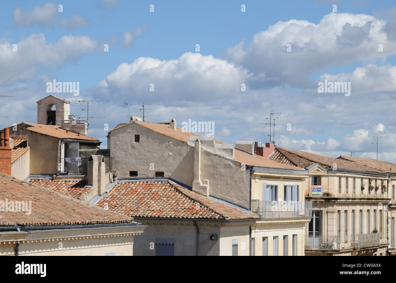 Terra cotta di tetti di tegole e tV antenne televisive Nimes Francia visto da Carree d'Art Museum Foto Stock
