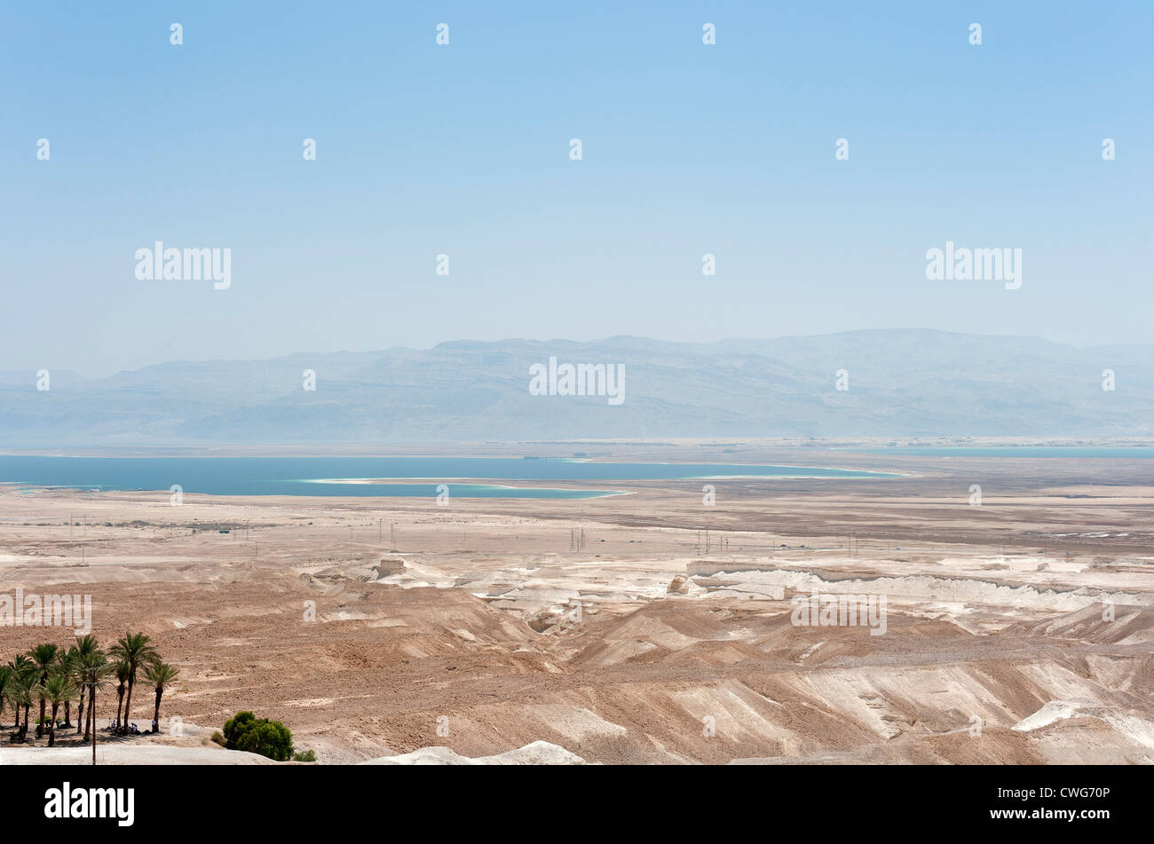 Una vista attraverso il deserto fino al Mar Morto, Israele Foto Stock