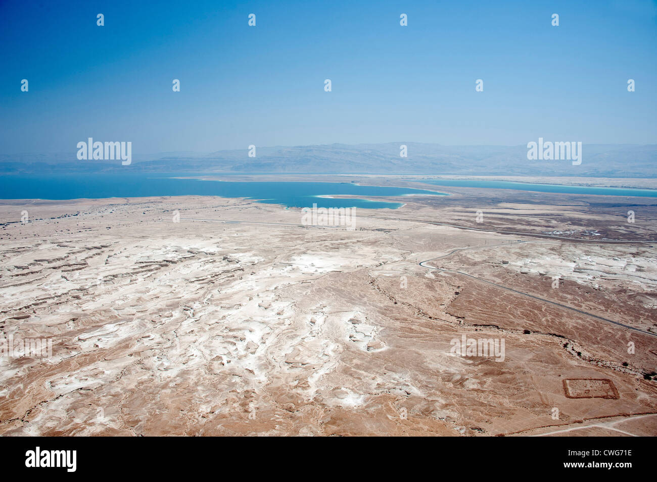Una vista dalla funivia utilizzata per i visitatori di traghetto su e giù per la montagna di Massada, Israele Foto Stock