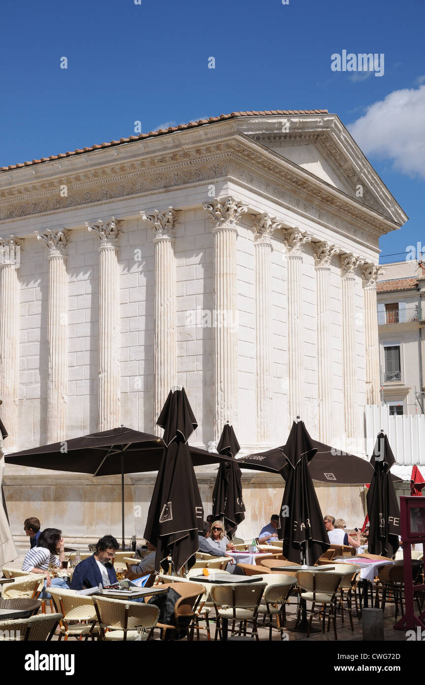 Maison Carree Tempio romano noto come il quadrato casa costruita sotto Augusto verso la fine del I secolo a.c. in Nimes Francia Foto Stock