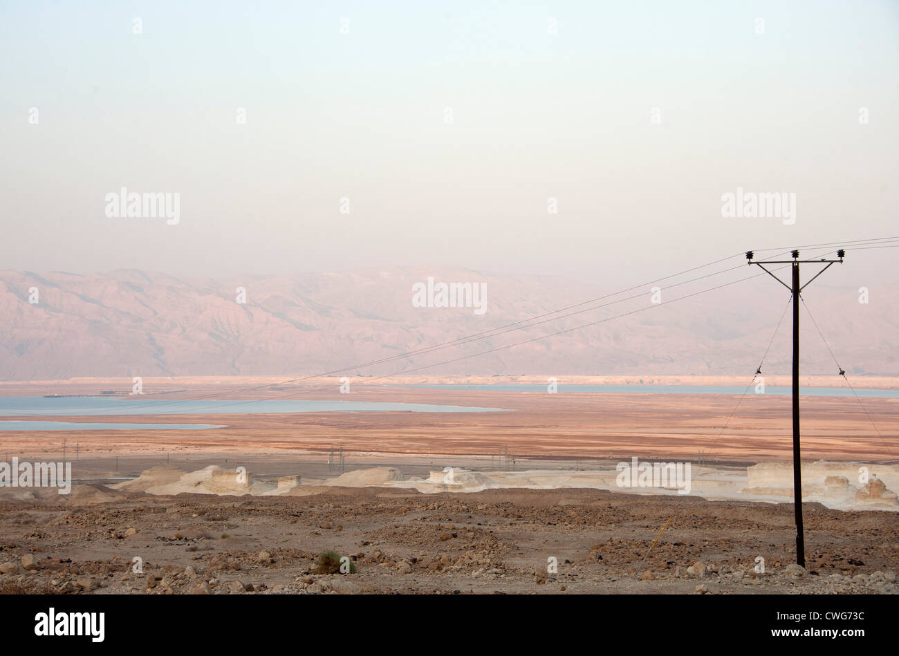 La vista del deserto che circonda il Mar Morto, che è evaporazione e la riduzione nelle dimensioni, Israele Foto Stock