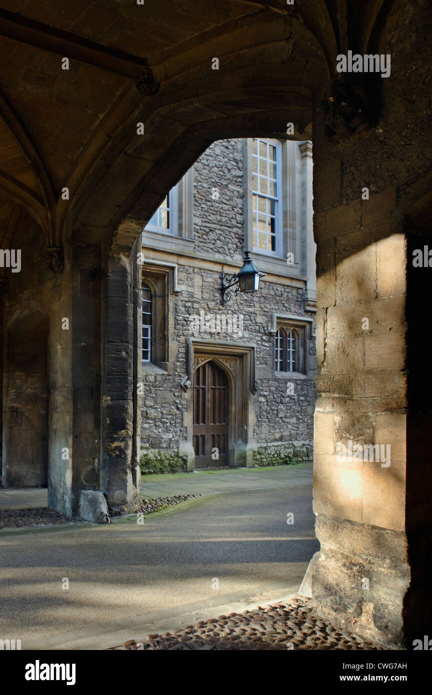 Porta del XVI secolo Magistrato della Corte visto attraverso un arco in Abingdon Abbey Gateway Foto Stock