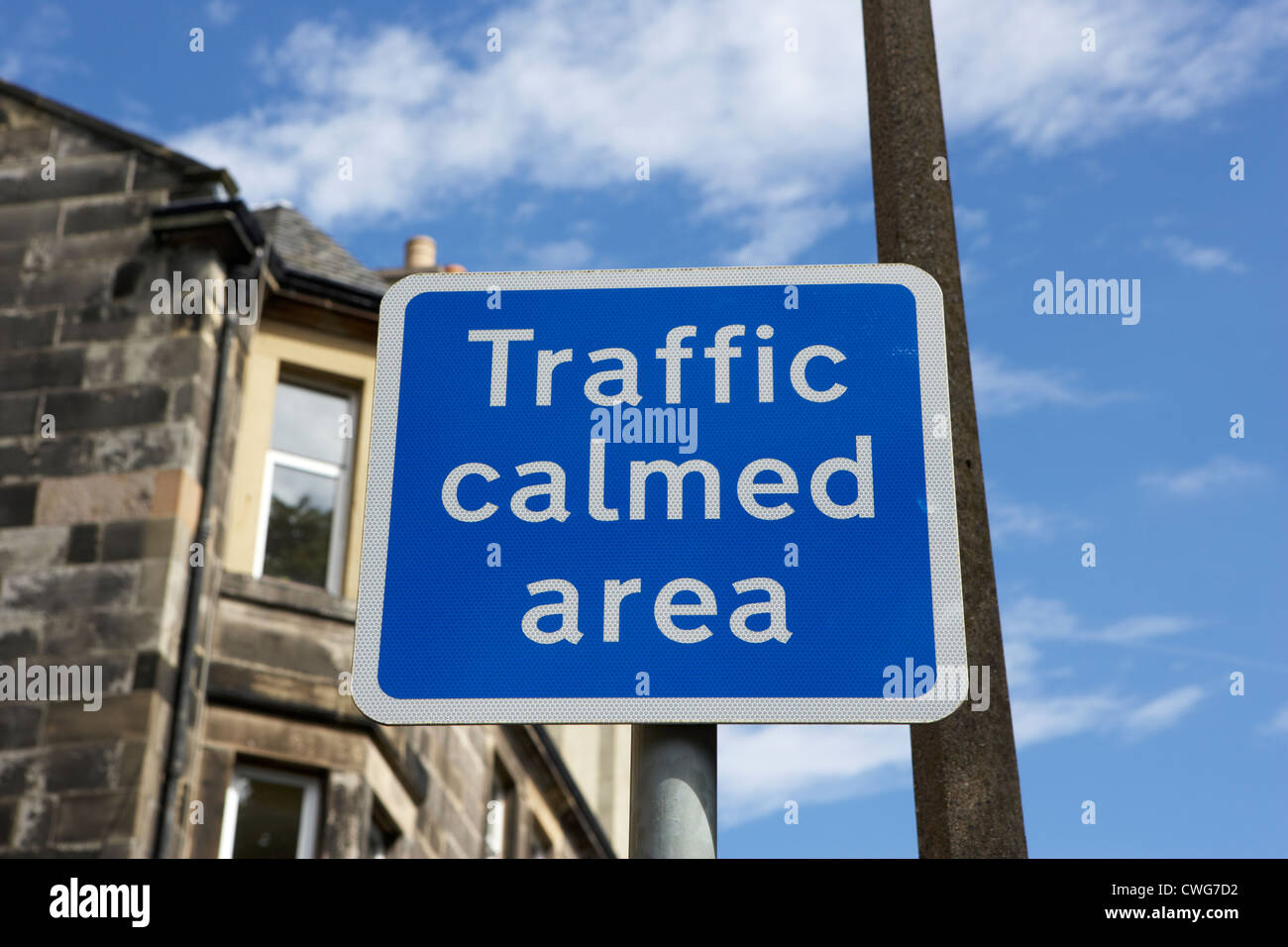 Segno per il traffico calmato area in una zona residenziale di Edimburgo, Scozia, Regno Unito Foto Stock