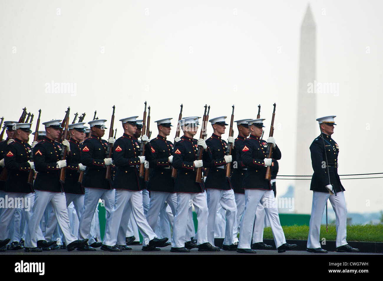 Marines americani marzo intorno al Marine Corps War Memorial durante un martedì tramonto Parade di Arlington, in Virginia, il 14 agosto 2012. Foto Stock