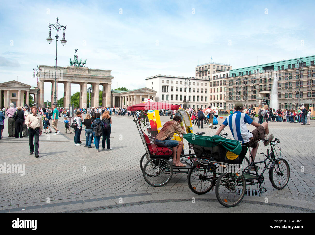 In rickshaw driver vicino alla Porta di Brandeburgo, Berlino, Germania. Foto Stock