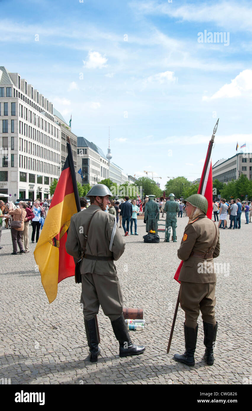 Due simulazioni di soldati o artisti di strada vicino alla Porta di Brandeburgo, Berlino, Germania. Foto Stock