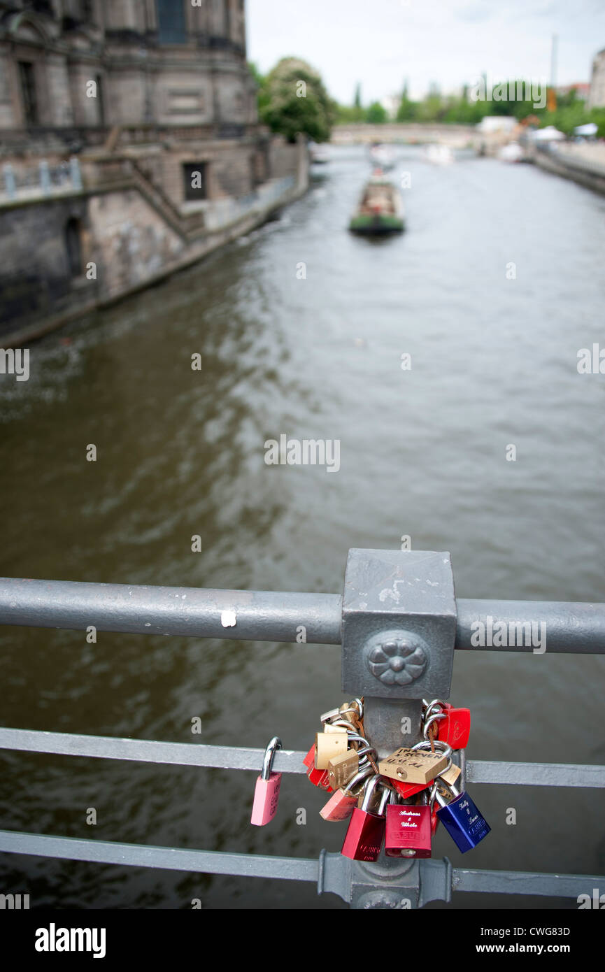 Amore blocca collegare a uno dei ponti sul fiume Sprea a Berlino, Germania. Foto Stock