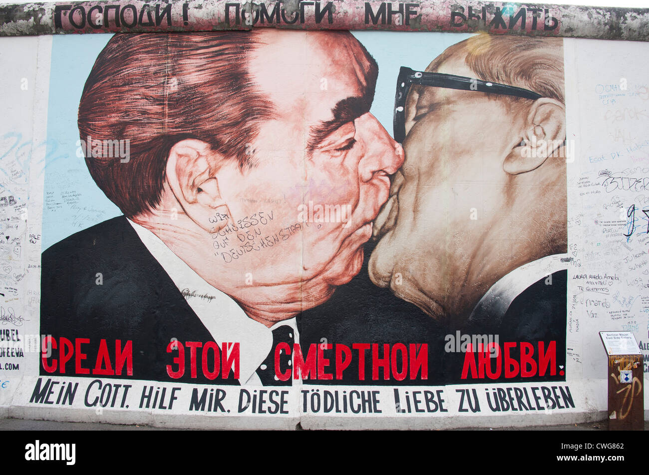 Un murale su una parte del muro di Berlino, la East Side Gallery chiamato "Bruderkiss", Berlino, Germania. Foto Stock