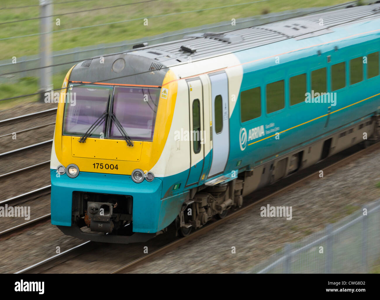 Classe 175 diesel-elettrico unità multiple treno azionato da Arriva Trains Wales andando verso nord sulla WCML, a nord di Warrington. Foto Stock