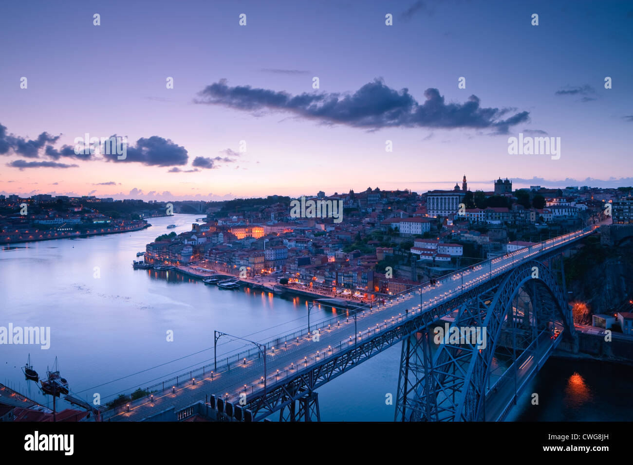 Ponte Dom Luis1 ponte sul Rio Douro Ribeira Porto Portogallo al crepuscolo Foto Stock