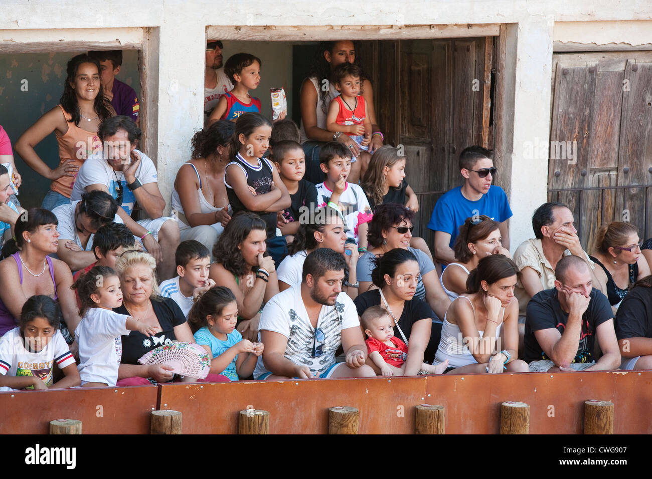 Gli spettatori in una corrida durante la Fiesta di Nuestra Señora e San Roque in Plaza del coso - Peñafiel, Spagna Foto Stock
