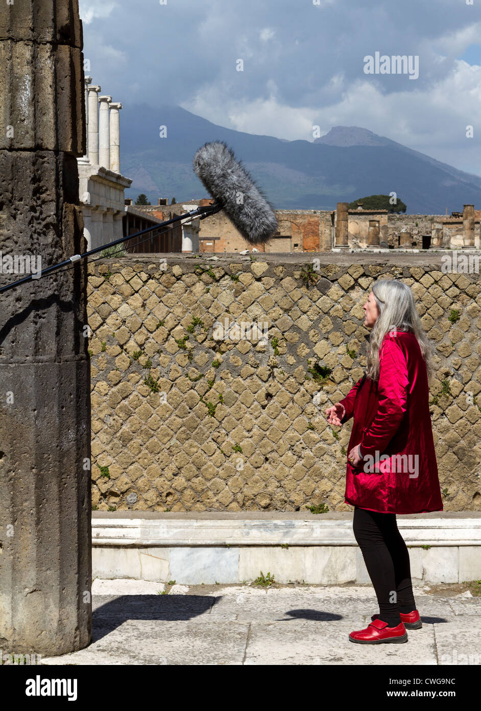 Professore classicista Maria Barba nella sua firma cappotto rosso, riprese BBC documentario TV Pompei: la vita e la morte in una città romana Foto Stock