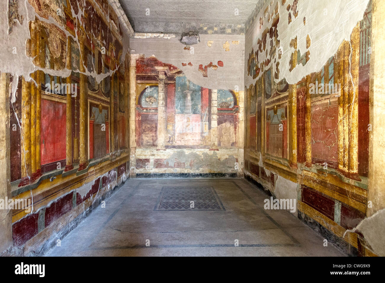 Sontuosi affreschi presso la Villa di Poppaea presso il sito romano di Oplontis, un aristocratico resort. Foto Stock