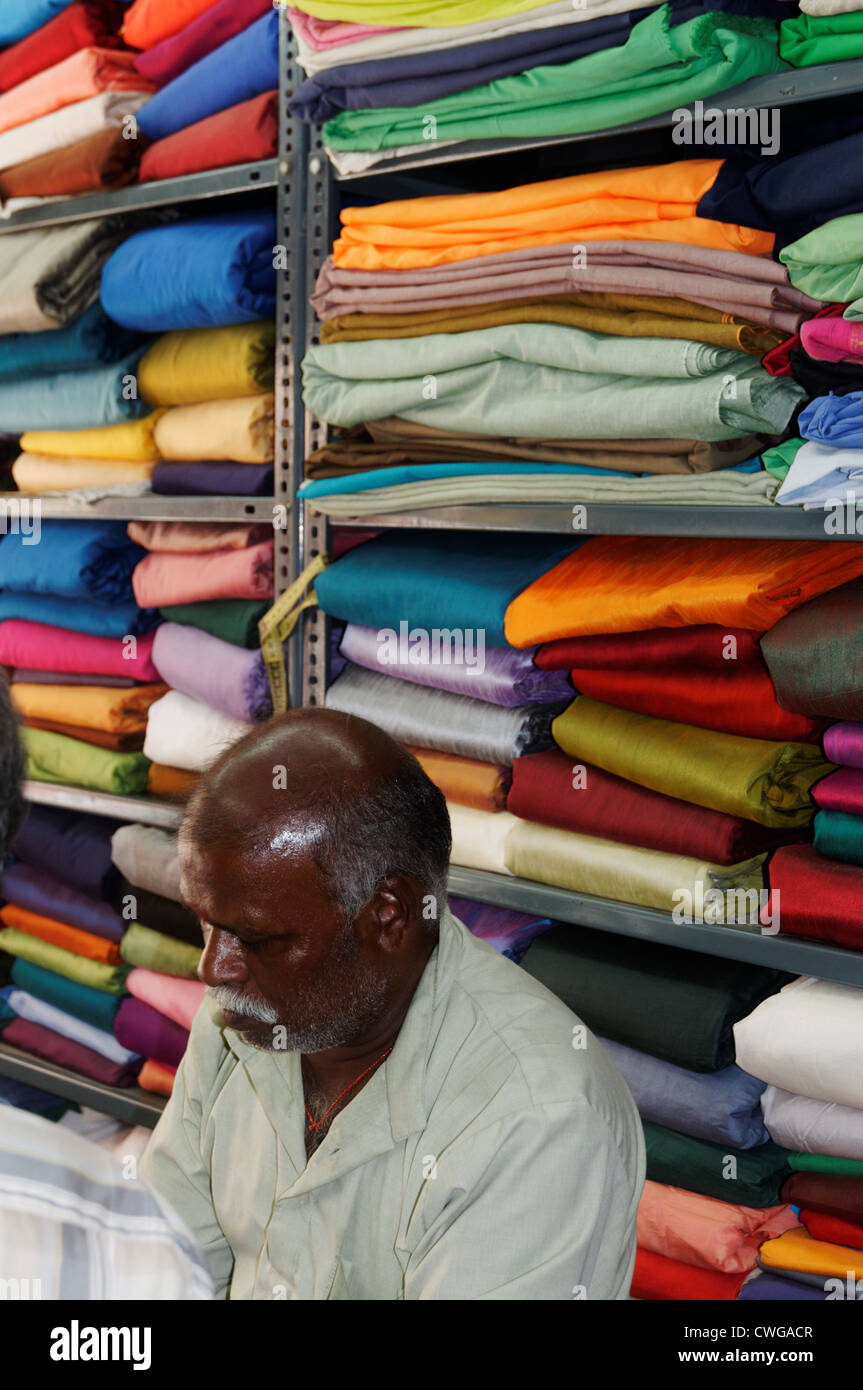 Un indiano sarto nel suo negozio Foto Stock