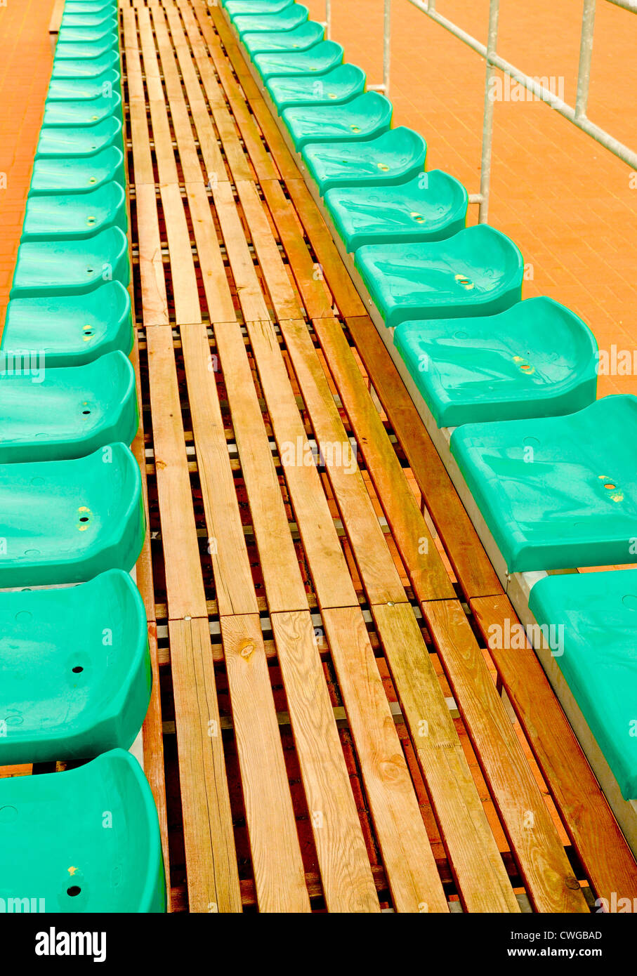 Foto di vuoto sedili verde nel vuoto bleachers sport Foto Stock