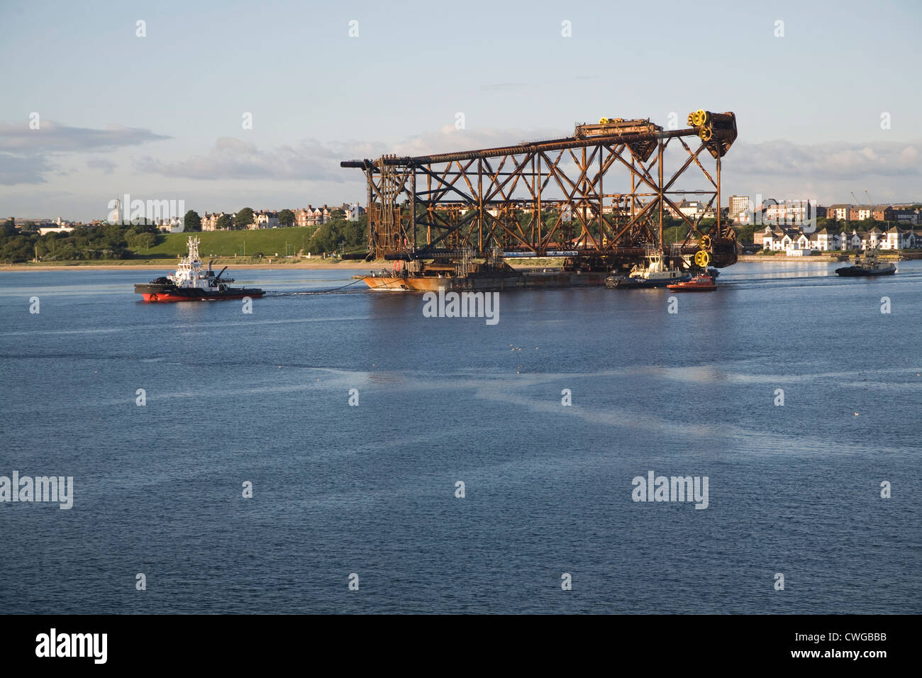 Grandi Amec oil rig base piattaforma trasportati dal fiume Tyne nel Mare del Nord di Tynemouth Northumberland Inghilterra Foto Stock