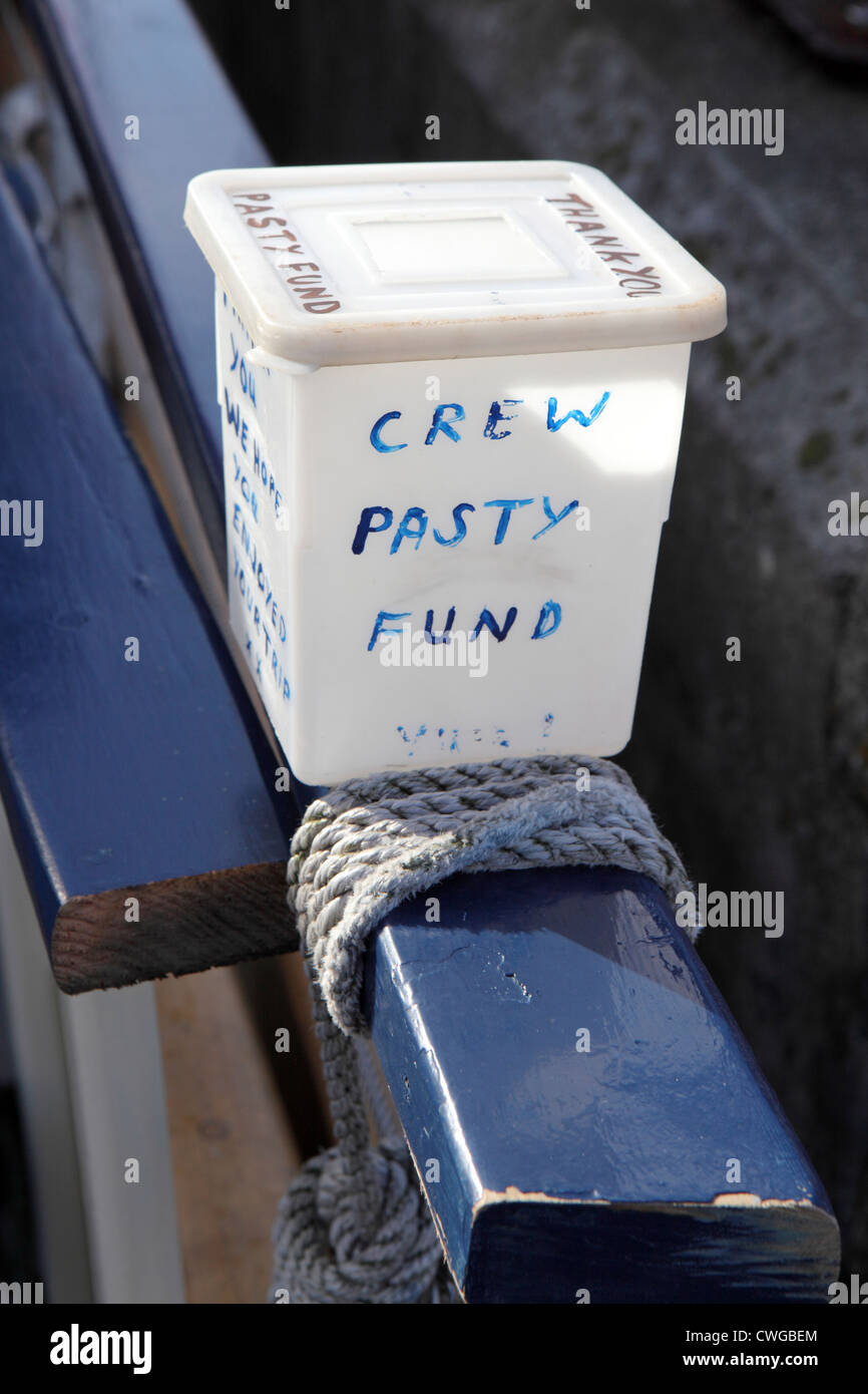 Bizzarro ironico gratuità service box punta sul traghetto, Falmouth, Cornwall, Regno Unito Foto Stock