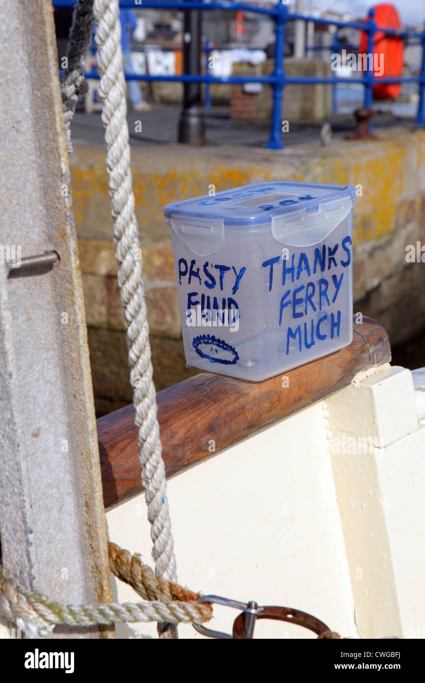 Bizzarro ironico gratuità service box punta sul traghetto, Falmouth, Cornwall, Regno Unito Foto Stock
