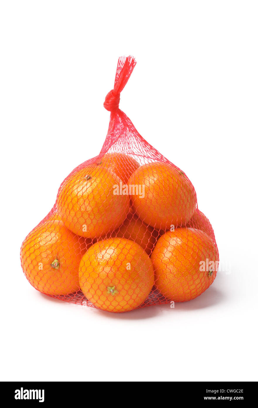 Arance fresche in plastica sacco a maglie su sfondo bianco Foto Stock